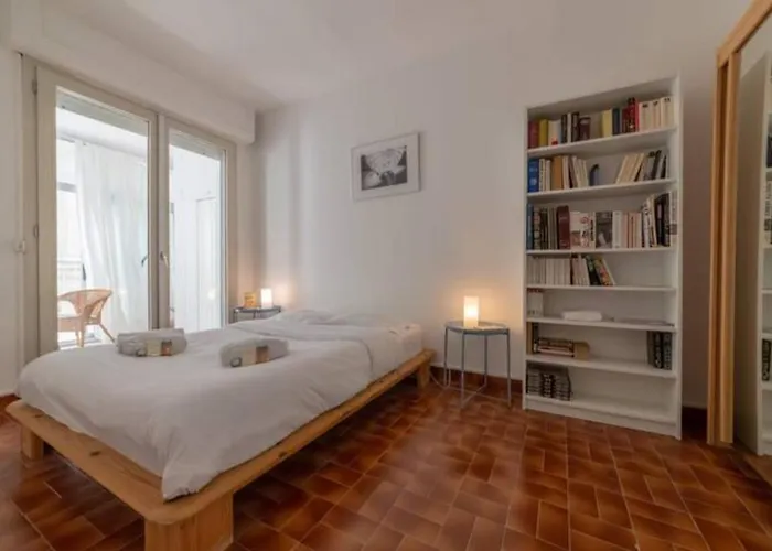GRAND APPARTEMENT LUMINEUX POUR 2 à 4 PERSONNES A AVIGNON INTRA-MUROS WiFI GRATUIT