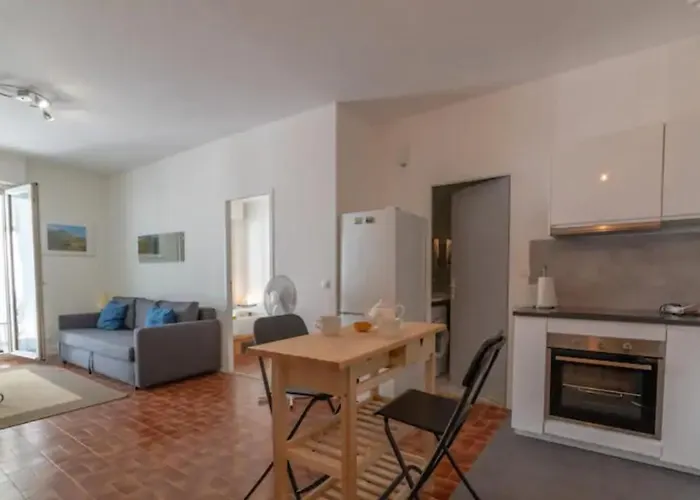 GRAND APPARTEMENT LUMINEUX POUR 2 à 4 PERSONNES A AVIGNON INTRA-MUROS WiFI GRATUIT