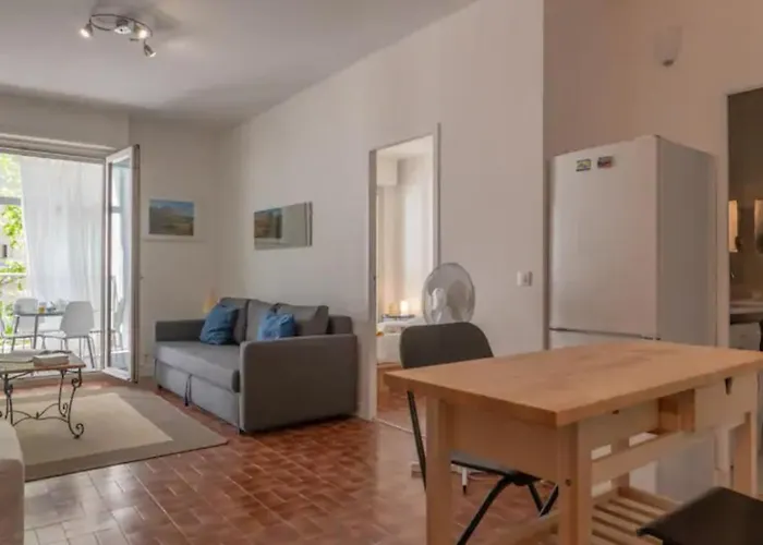 GRAND APPARTEMENT LUMINEUX POUR 2 à 4 PERSONNES A AVIGNON INTRA-MUROS WiFI GRATUIT